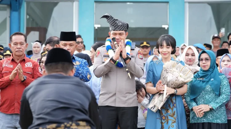 Disambut Meriah, Kapolres Meranti AKBP Gede Prasetia dan Istri Tiba di Meranti
