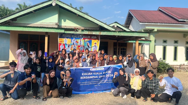Kukerta UNRI Desa Kulim Jaya Ajarkan Makrame untuk Anak