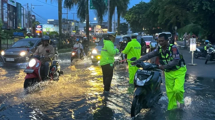 Jalan Protokol Pekanbaru Terendam Banjir, Pengendara Motor Banyak yang Mogok