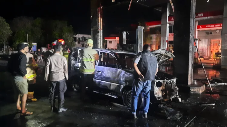 Mobil Terbakar saat Mengisi BBM di SPBU Hangtuah, Lima Unit Damkar Dikerahkan