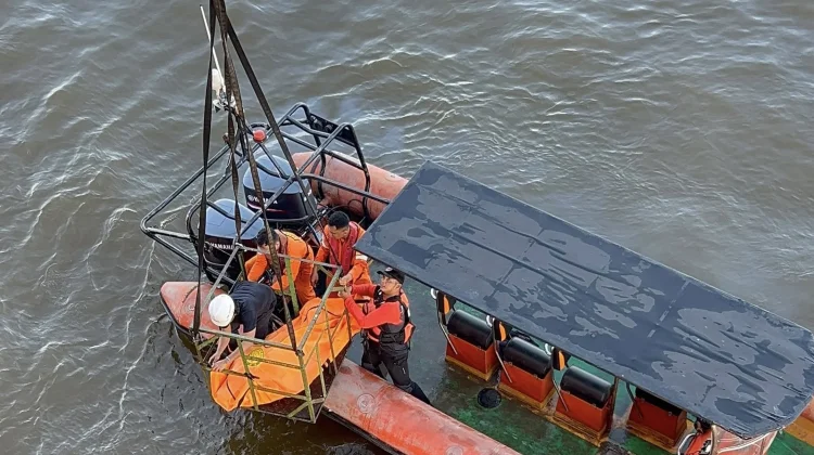Tim SAR Evakuasi Jenazah Pilot MT Pancaran Agility di Selat Rupat