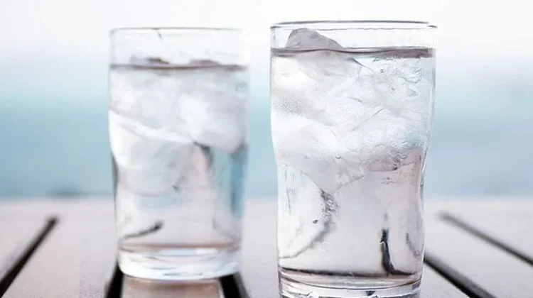 Mitos atau Fakta Minum Air Es Bisa Menyebabkan Gemuk