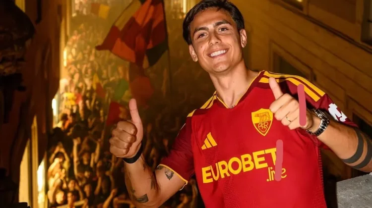 Ribuan Suporter Meriahkan HUT Ke-99 AS Roma di Pusat Kota Roma