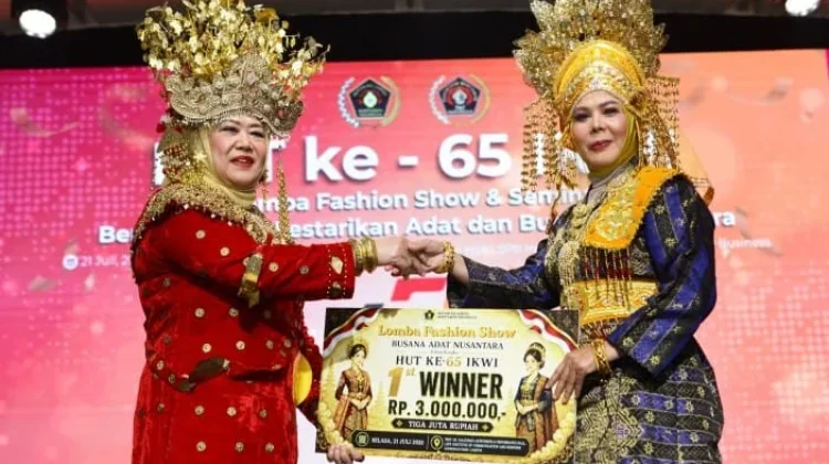 IKWI Riau Juara I Fashion Show Busana Adat Nusantara Tingkat Nasional