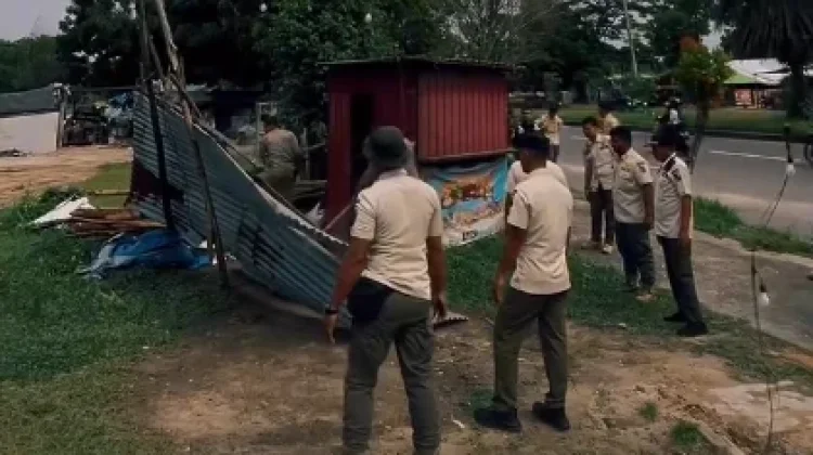 Satpol PP Pekanbaru Tertibkan Puluhan Lapak PKL di Kawasan Stadion Utama Riau