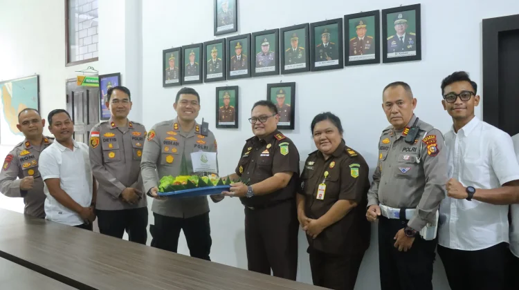 Hari Bhakti Adhyaksa, Kapolres Meranti Beri Kejutan Tumpeng ke Kejari