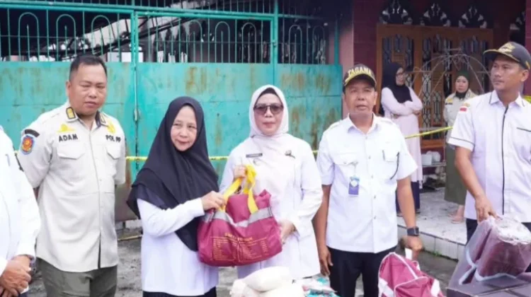Wabup Kampar Serahkan Bantuan Korban Kebakaran Kelurahan Langgini