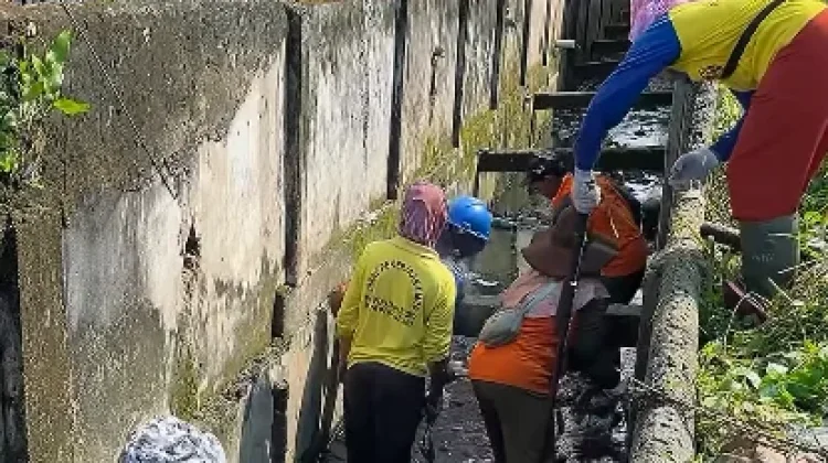 Sampah Sumbat Drainase, PUPR Pekanbaru Turunkan Pasukan Kuning