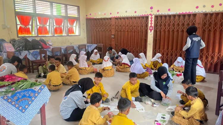 KKN UNRI Rantau Mapesai Ajarkan Ecoprint di SDN 026