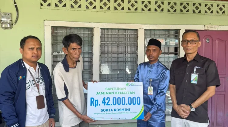 BPJS Ketenagakerjaan Serahkan Santunan JKM Rp42 Juta kepada Ahli Waris Petugas SE