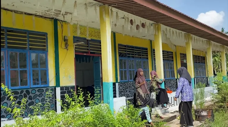 Madrasah di Daerah 3 T Pulau Penyalai, "Hidup Segan Mati Tak Mau"