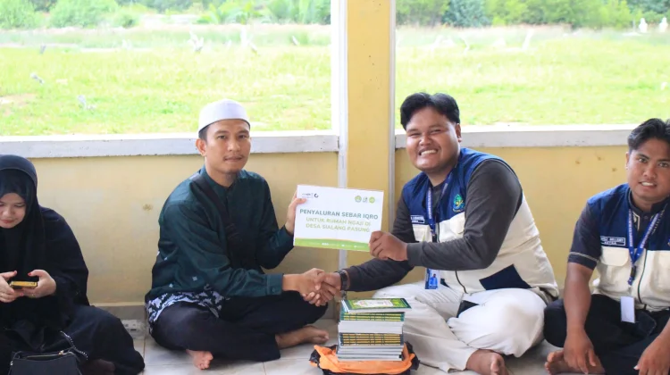 Mahasiswa Kukerta UNRI Desa Sialang Pasung Salurkan Wakaf Iqra