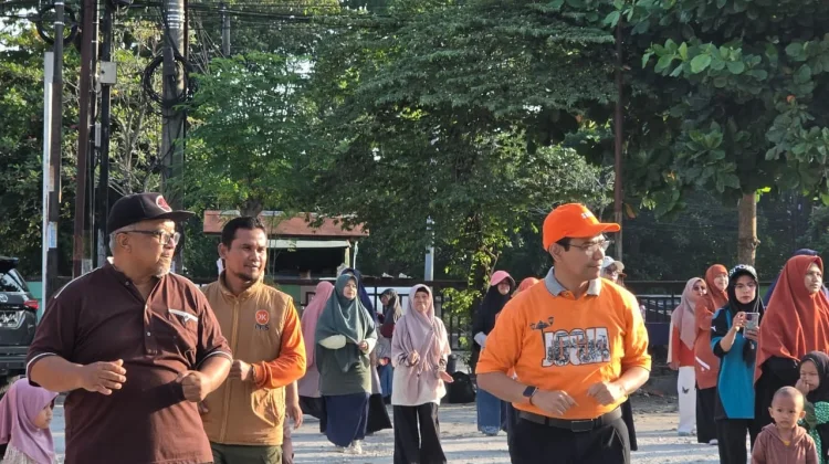 Senam bersama DPC PKS Tuah Madani, Hendry Munief Ajak Warga Jaga Kesehatan Keluarga