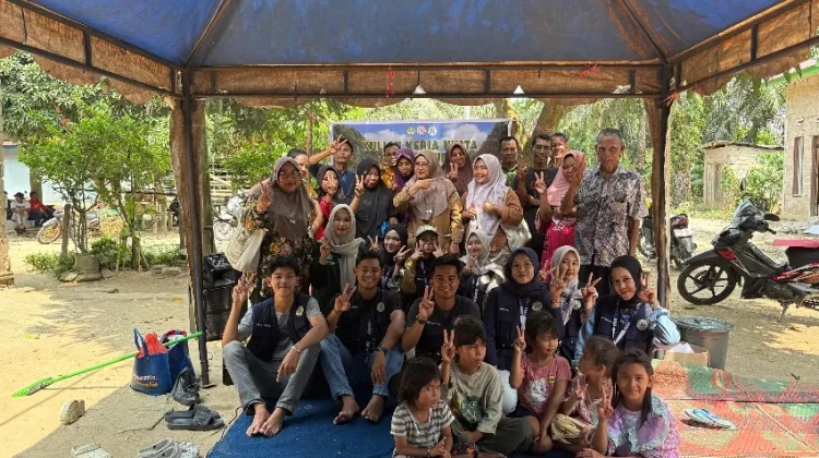 Kukerta Unri Desa Japura Latih Peternak Buat Silase dan Mineral Block
