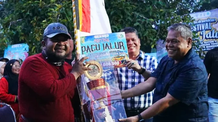 Keramat Jubah Merah Juarai Pacu Jalur Rayon IV