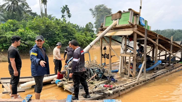 Polda Riau Tertibkan PETI di Kuansing, Dua Rakit Dimusnahkan