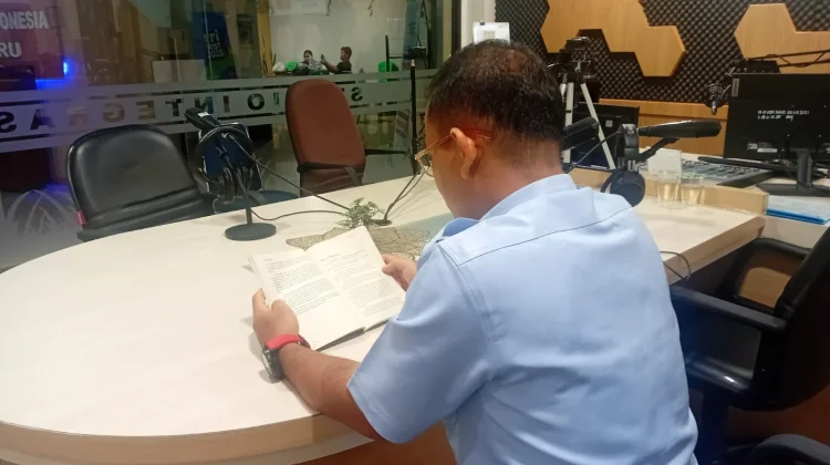Pentingnya Membaca dengan Pencahayaan yang Cukup