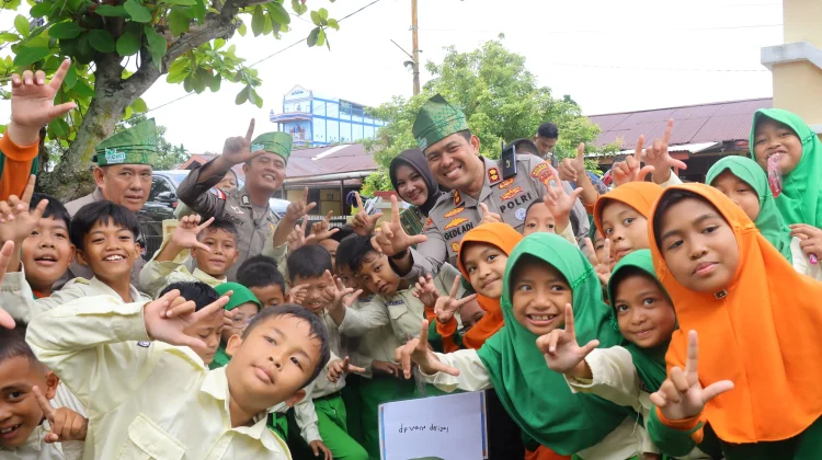Ajak Siswa Menanam Pohon, Kapolres Meranti Kenalkan Green Policing sejak Dini