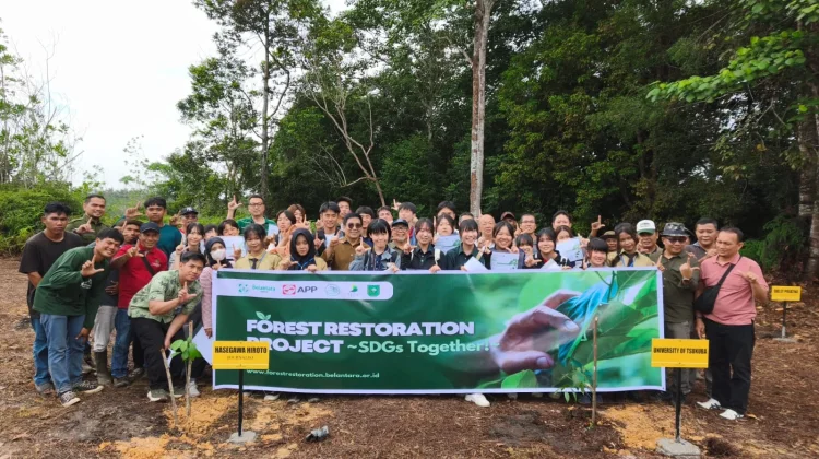 Pelajar Jepang Tanam Pohon di Tahura Riau