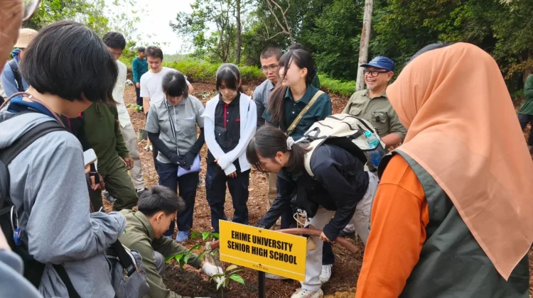 Pelajar Jepang Ikut Restorasi Tahura SSH, Tanam Pohon Dukung Konservasi Hutan Riau