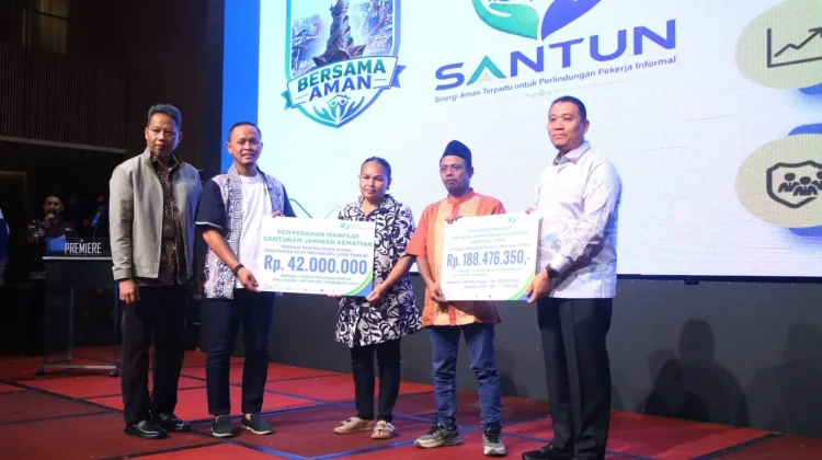 Wako Pekanbaru Serahkan Santunan BPJS Ketenagakerjaan kepada Keluarga Pekerja