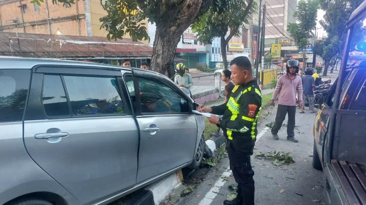 Diduga Hilang Kendali, Toyota Calya Tabrak Pohon di Sudirman Pekanbaru