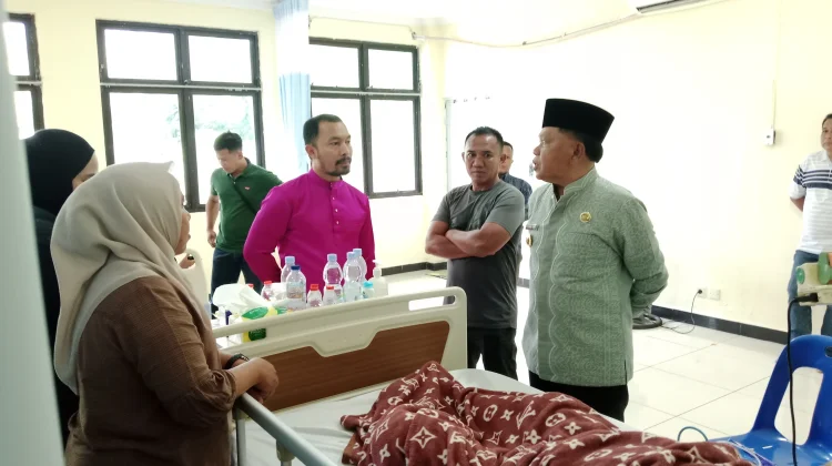 Tinjau RSUD Dorak, Bupati Asmar Jenguk Tokoh dan Warga Meranti yang Dirawat