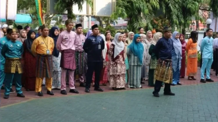 Semarakkan HUT Provinsi Riau, Kemenkum Riau, Apel Pagi dengan Busana Melayu