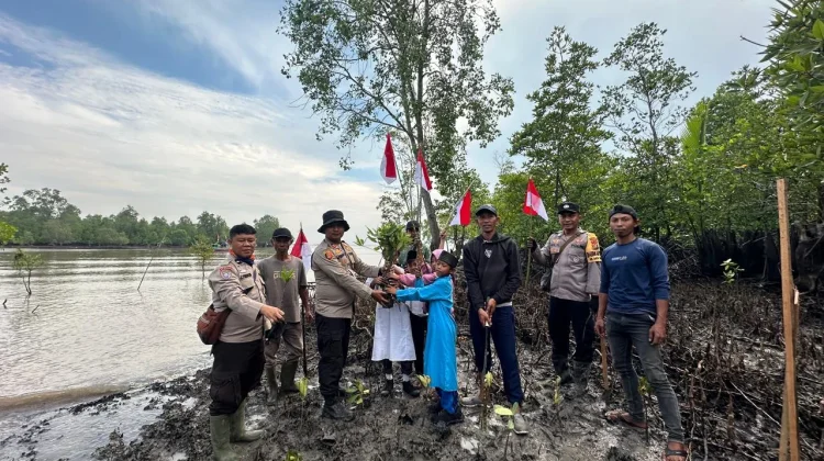 Polsek Sungai Sembilan Bagikan Bendera dan Tanam Mangrove