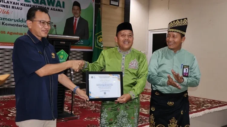 Muliardi Terima Dua Penghargaan dari Kanwil DJPb Riau, Disaksikan Sekjen Kemenag