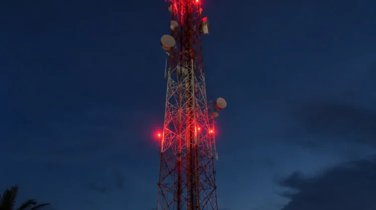 Alasan Puncak Menara Radio Menggunakan Lampu Merah