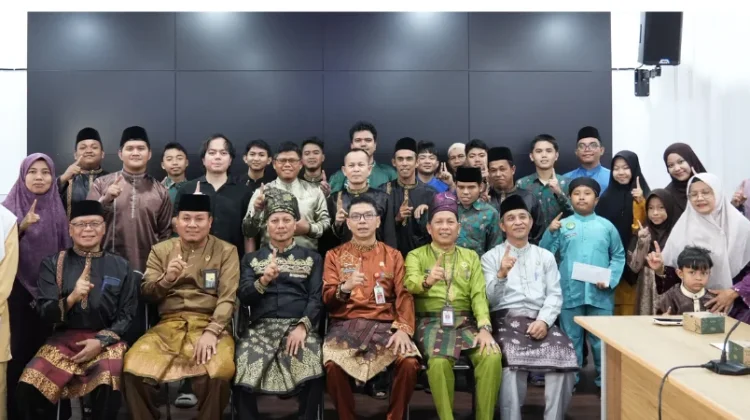Pemkab Kuansing Serahkan Bonus kepada Kafilah Berprestasi MTQ Riau XLIV