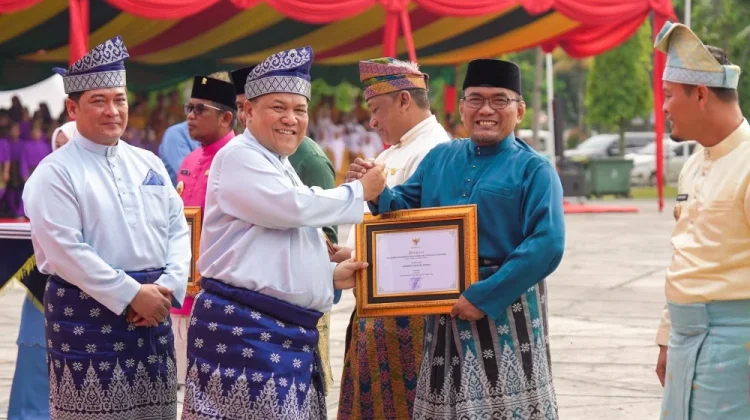 Wawako Sugiyarto Terima Penghargaan dalam Peringatan Hari Jadi Riau ke-69