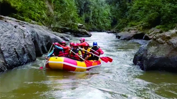 Sensasi Arung Jeram di tengah Keindahan Alam Riau