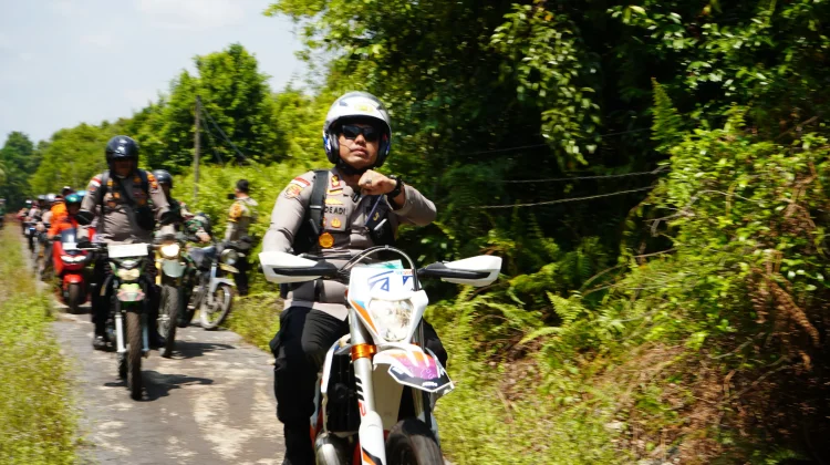 Patroli ke Pelosok Desa, AKBP Gede Adi Sapa Warga dan Sampaikan Himbauan Karhutla