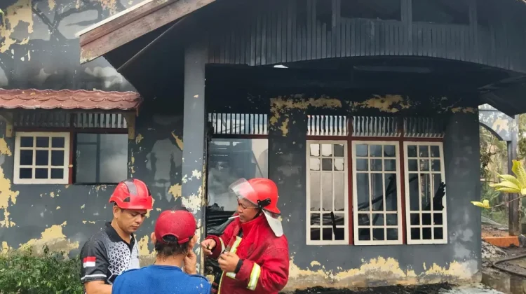 Kebakaran Rumah Warga Tembilahan Berhasil Dipadamkan