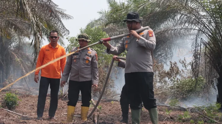 Karhutla Meluas di Kualu Nenas, Kapolres Kampar Turun Lakukan Pemadaman