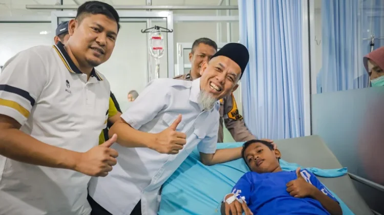 Senyum Hangat Warnai Kunjungan H Paisal Jenguk Siswa SD Korban Diduga Keracunan