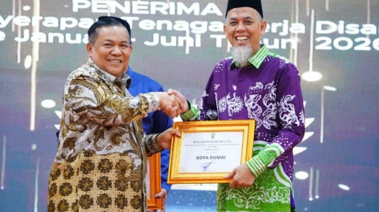 Paisal Terima Penghargaan Investasi Terbesar Peringkat II se-Riau dari Plt Gubri