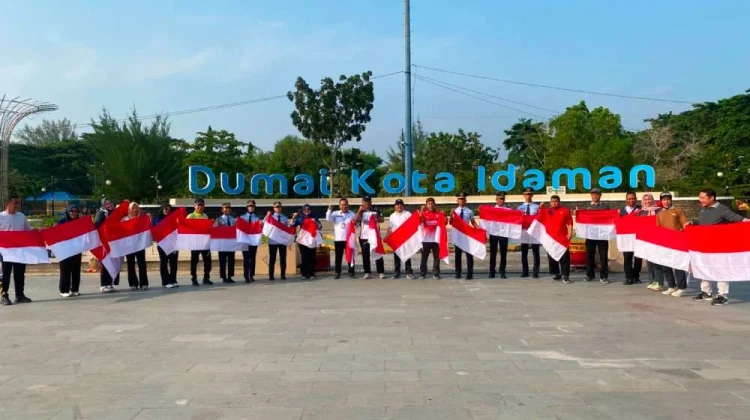 Kesbangpol Bagikan 3.700 Bendera Merah Putih untuk Warga Dumai