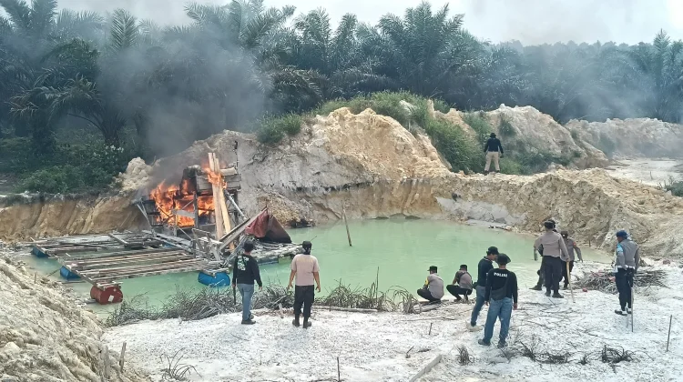 Polda Riau Musnahkan 525 Rakit PETI dalam Operasi Kuantan Merah Putih Presisi 2026