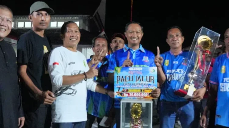 Alam Cahayo Tuah Nagoghi Juara Festival Pacu Jalur Kuansing