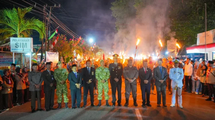 Lepas Pawai Obor, Sekda Sudandri : Jaga Semangat Perjuangan Para Pahlawan