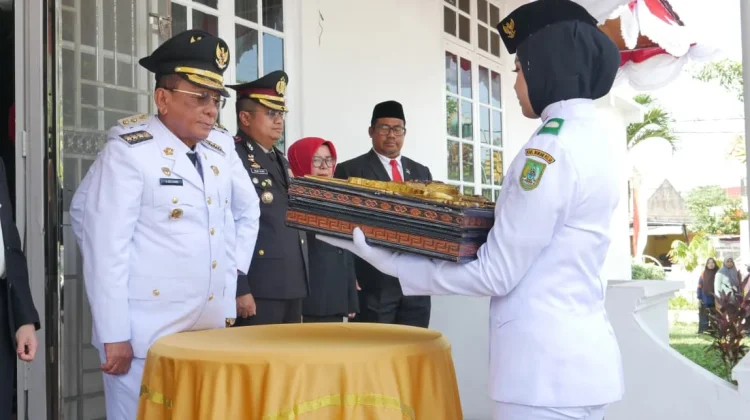 Pasukan Paskibraka Rohil Dapat Tepuk Tangan Meriah usai Kibarkan Merah Putih