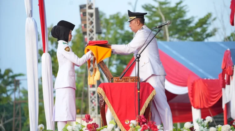 Wabup Muzamil Pimpin Upacara Penurunan Bendera HUT RI ke-81 di Meranti