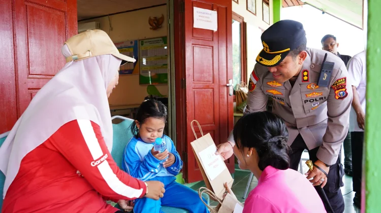 Sambangi SLB Selatpanjang, Kapolres Serahkan Alat Bantu Dengar dan Kursi Roda.