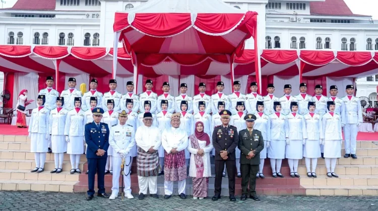 Wawako Sugiyarto Pimpin Upacara Penurunan Bendera HUT ke-81 RI di Kantor Wali Kota