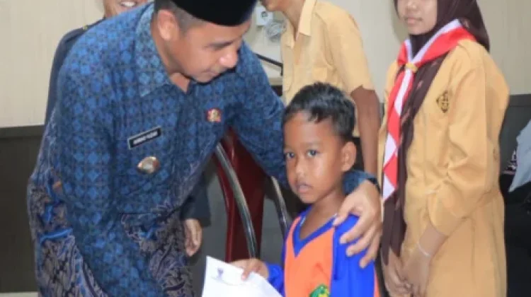 Bupati Kampar Serahkan Bantuan Zakat Program Kampar Cerdas kepada 90 Mustahik