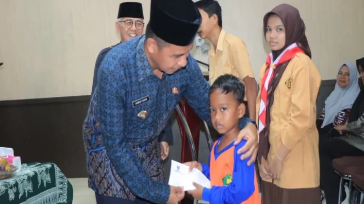 Puluhan Pelajar Kampar Terima Bantuan Pendidikan