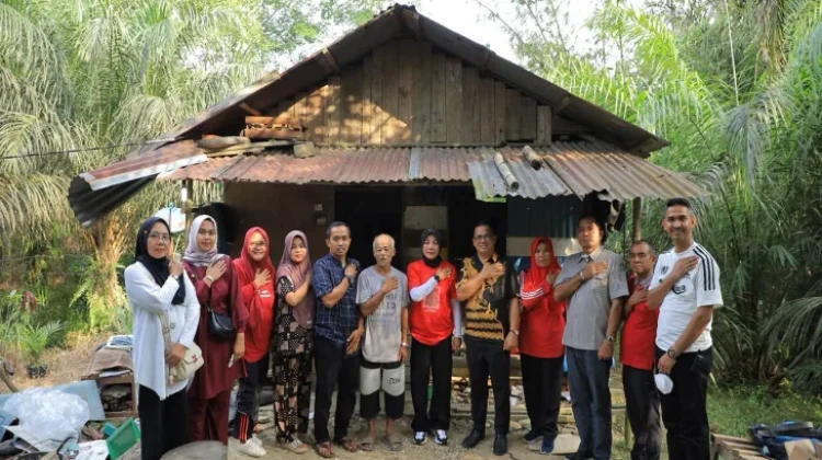 LKKS Kampar Salurkan Bantuan Rumah Tangga